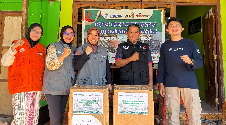 Umsura Salurkan Dua Alat Filtrasi Air untuk Penyintas Bencana di Riung NTT