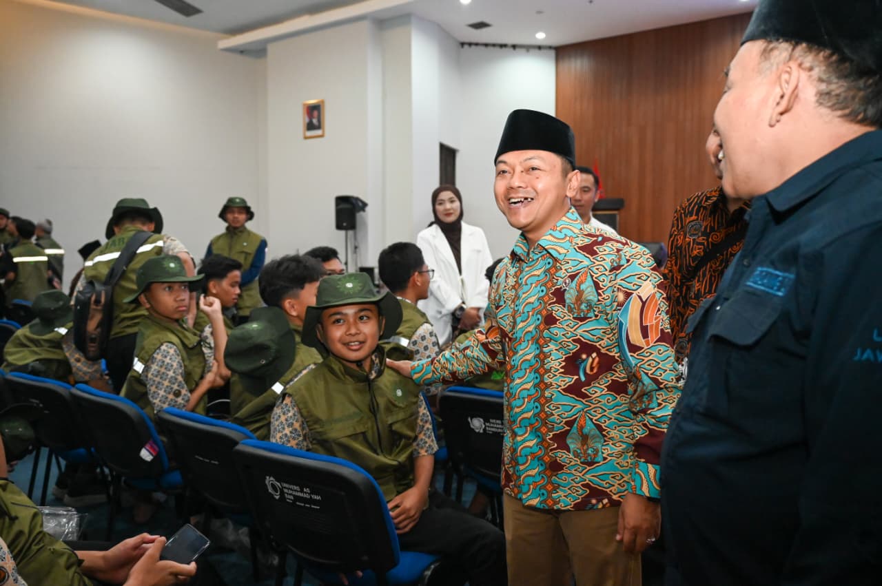Lepas Kontingen Kemah, Wamendikdasmen Dorong Santri Jawa Barat Buktikan Mutu dan Raih Prestasi