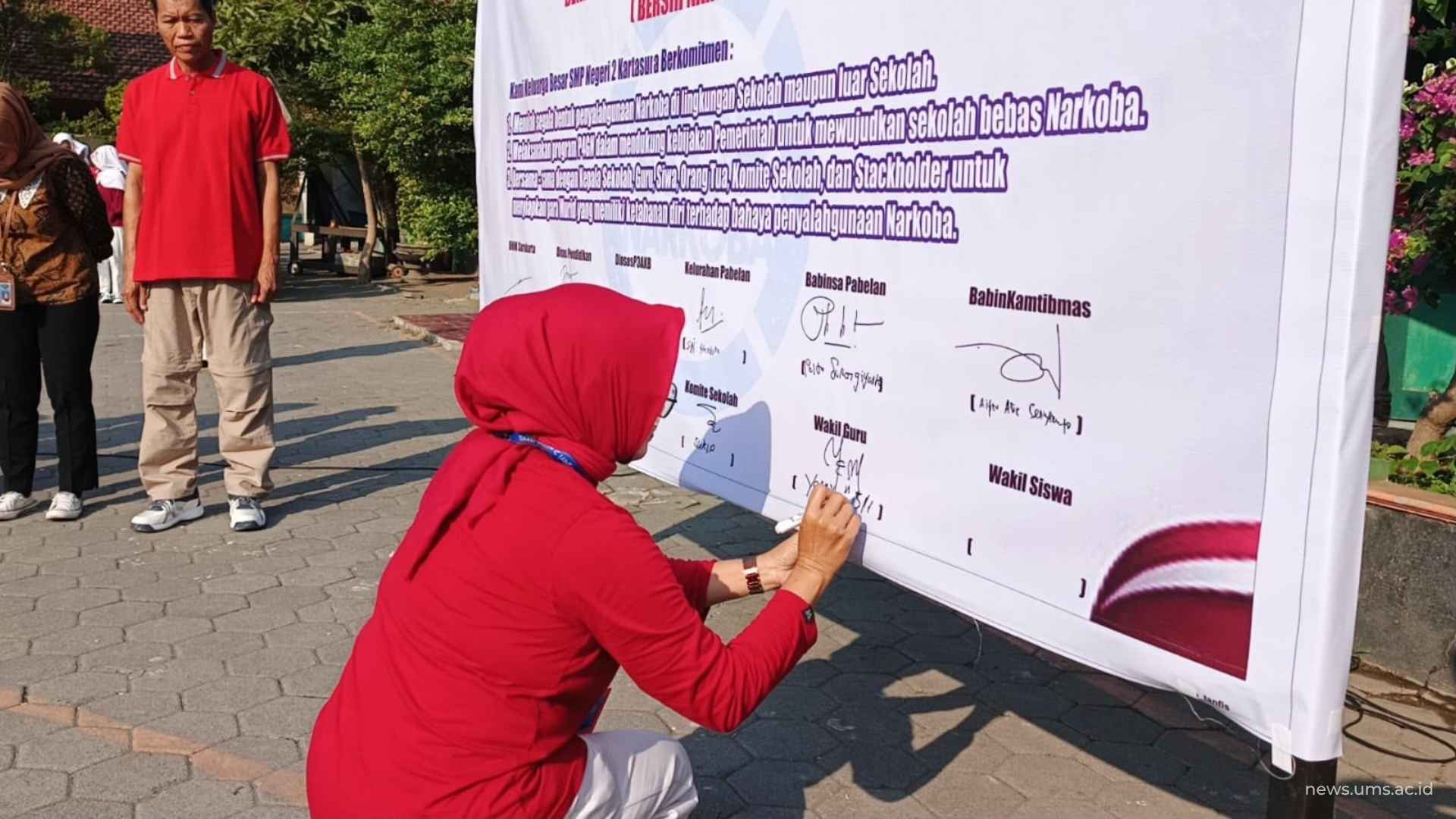Mahasiswa PLP 2 UMS Bersama SMPN 2 Kartasura Deklarasikan Sekolah Bersih Narkoba