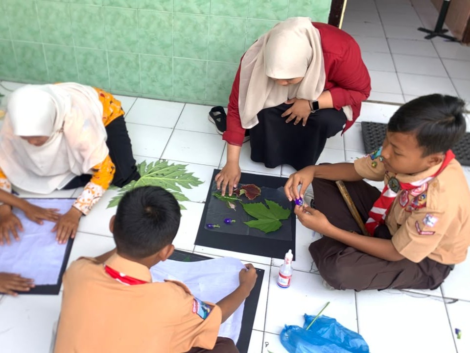 Peringati Hari Batik, PLP 2 Umsida Ajak Siswa Membatik Carbon Copy