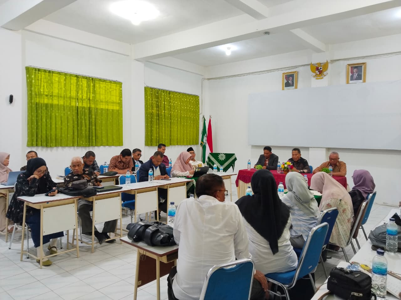 Rektor UM Papua Gelar Pertemuan Bersama BPH, Warek, dan Pejabat Struktural Bahas Penguatan Kampus dan Program RPL